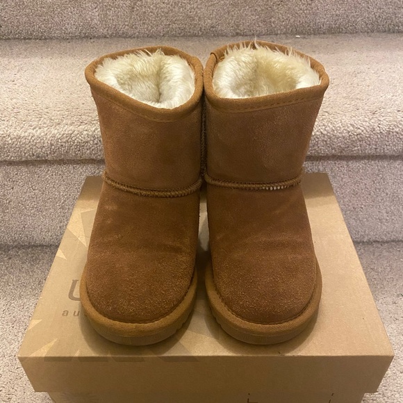 UGG kids Classic Tan winter boots 1 pair left!! PLEASE REFER TO SIZE CHART - Picture 2 of 9